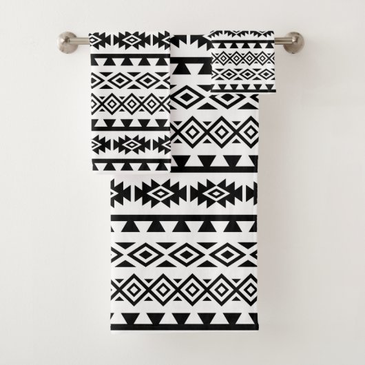 Aztec stylized Pattern II Black op White Bad Handdoek (Insitu)