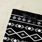 Aztec Vormen Patroon Grijs Wit Zwart Strandlaken (In situ)