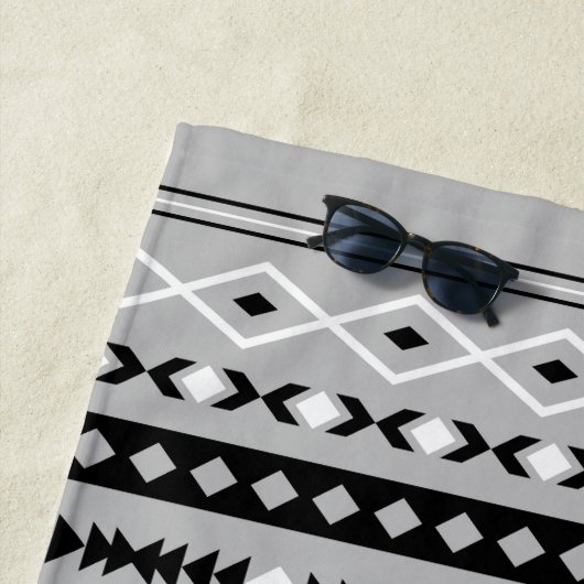 Aztec zwart wit grijs gemengd motieven patroon strandlaken (In situ)