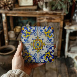 Azulejo Art Tegeltje<br><div class="desc">Azulejo is een vorm van Portugees of Spaans geschilderd,  met tinten geglazuurd,  keramisch tegelwerk. Het is een typisch aspect van de Portugese cultuur geworden. Portugal importeerde azulejo-tegels uit Spanje en het gebruik ervan was wijdverbreid in de religieuze en particuliere architectuur,  met name in gevels.</div>