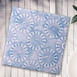 Azulejo Blue en White Distress Mosaic Tegeltje<br><div class="desc">uniek decoratief ontwerp voor de tegel met een zacht gekleed steenvormig,  naadloos blauw en wit geometrisch mozaïekpatroon.</div>