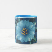 Azure Blooms: Levendig Blauw Bloempatroon Mok (Midden)