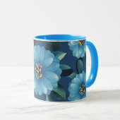 Azure Blooms: Levendig Blauw Bloempatroon Mok (Voorkant rechts)