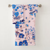  Azure Blue Blush Pink Floral Illustration Bad Handdoek (Insitu)