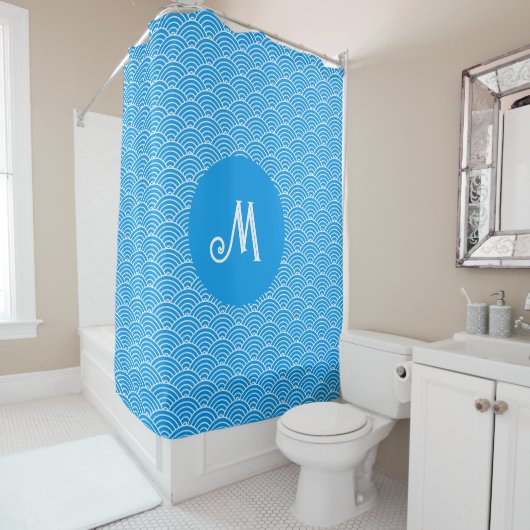 Azure Blue Wave Pattern Monogrammed Douchegordijn (In situ)