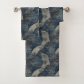 Azure Ripples of Tranquility Shibori Japans Bad Handdoek (Insitu)