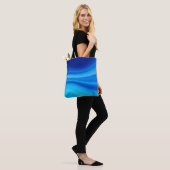 Azure Shift Tote Bag (Op model)