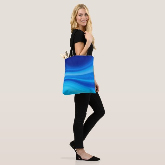 Azure Shift Tote Bag (Op model)
