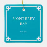 Azure White Greek Key Border Familie Vakantiefoto Keramisch Ornament<br><div class="desc">Decoratieve witte Griekse sleutel stijl vierkante rand voor dit vierkante ornament met een familie vakantie foto. Wijzig de keuzes voor de azuurblauwe achtergrondkleur om aan te sluiten bij uw interieur van uw vakantiehuis. Pas de lettertypestijl van uw familienaam aan om uw eigen gepersonaliseerde ontwerp te creëer. De sierrand wordt goed...</div>