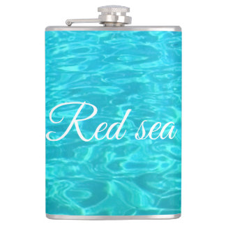 Azuur oppervlaktewater van het Rode Zee in Egypte Heupfles