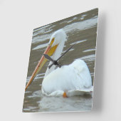 B15 White Pelican on Muddy Water Vierkante Klok (Hoek)