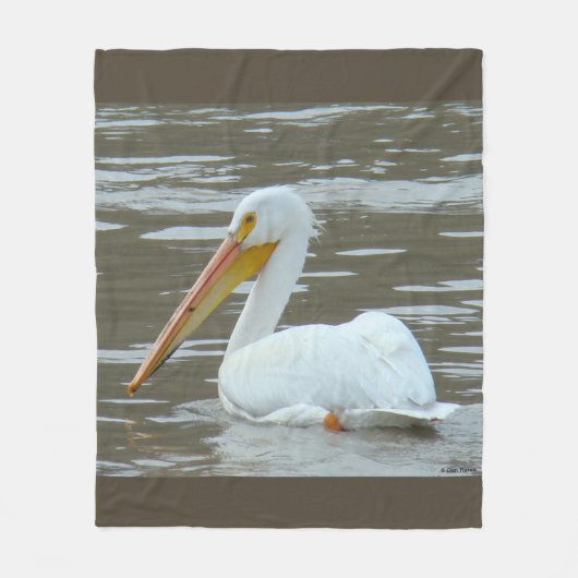 B15 Witte Pelikaan op Modderig Water Fleece Deken (Voorkant)