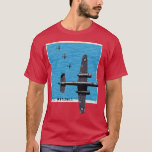 B25 Mitchell WW2 bommenwerper vliegtuig boven de o T-shirt