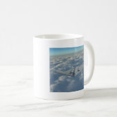 B2 Bomber boven de wolken Koffiemok (Voorkant rechts)