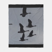 B46 Canadese ganzen in Flight Silhouette Fleece Deken (Voorkant)
