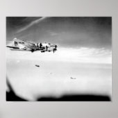 B-17 Flying Fortress Drupping Bombs Poster (Voorkant)