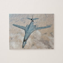 B-1B-bommenwerper in de vlucht Vleugels volledig n