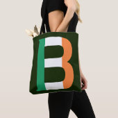 B Monogram bedekt met Ierse vlag stint Tote Bag (Dichtbij)