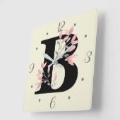 B Monogram met roze bloemensprays Vierkante Klok (Hoek)