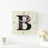 B Monogram met roze bloemensprays Vierkante Klok (Huis)
