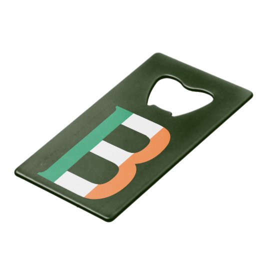 B Monogram overlay op Ierse vlag bocnt Creditkaart Flessenopener (Voorkant Gekanteld)