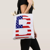 B Monogram overlay op USA Flag stint Tote Bag (Dichtbij)