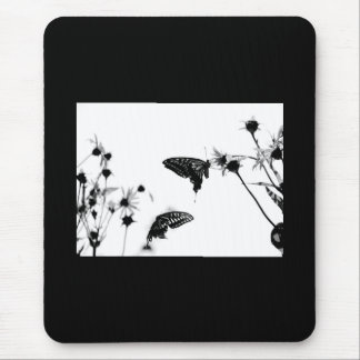 B / W Butterfly op een bloem Muismat