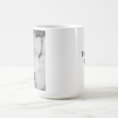 B & W Foto van Mooie Witte Hond Slapen Koffiemok (Center)