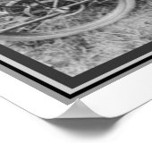  B & W-fotomeisje op motorfiets 16 x 20 Poster (Hoek)