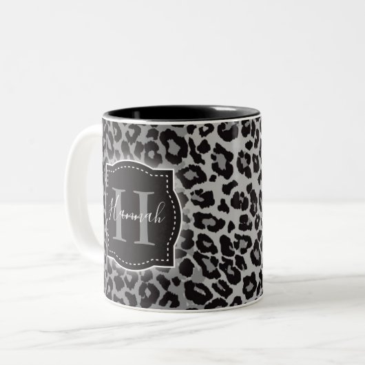 B & W-luipaard met aangepaste monogram en naam Tweekleurige Koffiemok (Voorkant links)