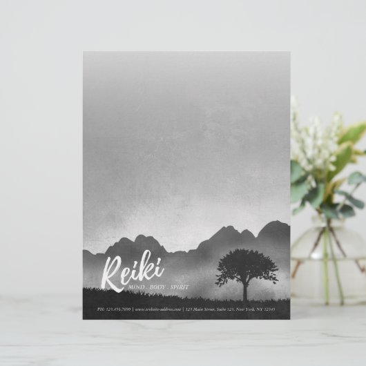 B&W Natural Reiki Master Yoga Mediation instructeu Briefhoofd (Staand voorkant)