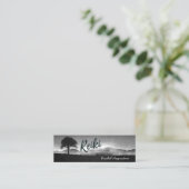 B&W Natural Reiki Master Yoga Mediation instructeu Mini Visitekaartje (Staand voorkant)