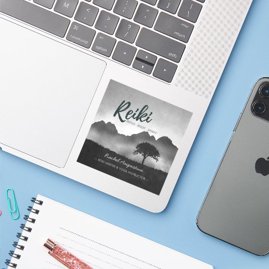 B&W Natural Reiki Master Yoga Mediation instructeu Sticker (Laptop met iPhone)