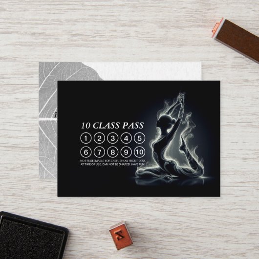 B&W One-legged King Pigeon Yoga Pose 10 Class Pass Klantenkaartje (Voorkant / Achterkant in situ)