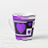 B&W Paarse harten slaan Latte Mok (Linkerhoek)