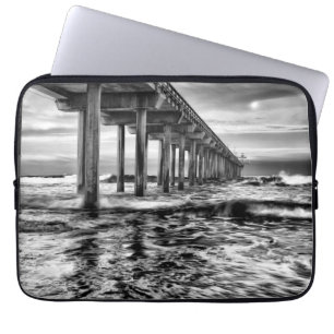 B&W pier bij zonsopgang, Californië Laptop Sleeve