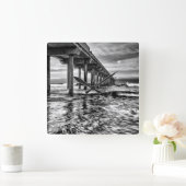 B&W pier bij zonsopgang, Californië Vierkante Klok (Huis)