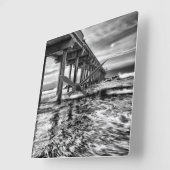 B&W pier bij zonsopgang, Californië Vierkante Klok (Hoek)