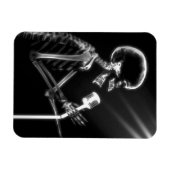 B&W X-Ray Vision Skeleton Zingend op microscoop Magneet (Horizontaal)