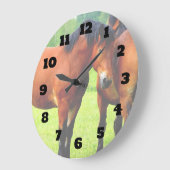 Baai Pools rode paard in een groot groen weidehuis Grote Klok (Hoek)