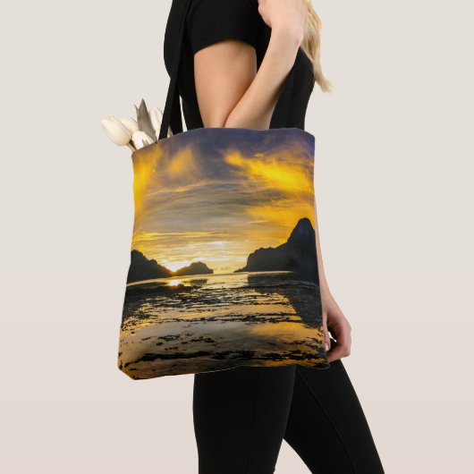 Baai van El Nido Zonsondergang Tote Bag (Dichtbij)