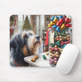 Baarde Collie Kijkt Naar Hondentraktaties Muismat (Met muis)