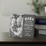 Baba Grandfather Vaderdag Kinder Foto Fotoplaat<br><div class="desc">Opa is voor oude mannen, dus hij is Baba. Deze geweldige fotoplaque is perfect voor Vaderdag, verjaardagen, of om een nieuwe opa of opa te vieren die graag aan het golfen is. In het ontwerp staat het gezegde "Baba, omdat grootvader voor ouderen is" in witte letters op een krijtbordachtergrond, naast...</div>