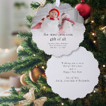 Baby 1e Kerstmis Geboorte Statistieken Foto Overla Ornament Kaart<br><div class="desc">Baby 1e Kerstmis Geboorte Statistieken Foto Overlay. Deze handige all-in-one heeft uw geboorte aankondiging en kerstwensen samen met een foto van uw nieuwe aankomst met het meest kostbare geschenk van alle en geboortestatistieken op de voorkant en uw groet en namen op de achterkant, klaar voor uw ontvangers om aan hun...</div>
