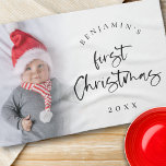 Baby 1e Kerstmis Script Naam Jaar Foto Keepsake Theedoek<br><div class="desc">Moderne Baby 1e Kerstmis Script Naam Jaar Foto Keepsake. Een geweldig cadeau idee om de 1e Kerstmis van je kleintje te vieren! Een leuk setscript voor Eerste Kerstmis en de rest van de tekst is gemakkelijk te personaliseren met de naam van je baby en het jaar. Vervang de voorbeeldfoto door...</div>