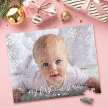 Baby 1e kerstscript Snowflake Photo Keepomwille Legpuzzel<br><div class="desc">"Mijn eerste Kerstmis." Een speelse visuele weergave van witte sneeuwvlokken en handgeschreven scripttypografie, die de foto van uw keuze overtreft, helpt u met Kerstmis en Nieuwjaar te werken. Voel de warmte en de vreugde van het vakantieseizoen als je deze stijlvolle en moderne, gepersonaliseerde puzzel op maat gebruikt. Gebruikend de makkelijk...</div>