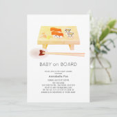 Baby aan boord van het Baby shower Sushi Uitnodigi Kaart (Staand voorkant)