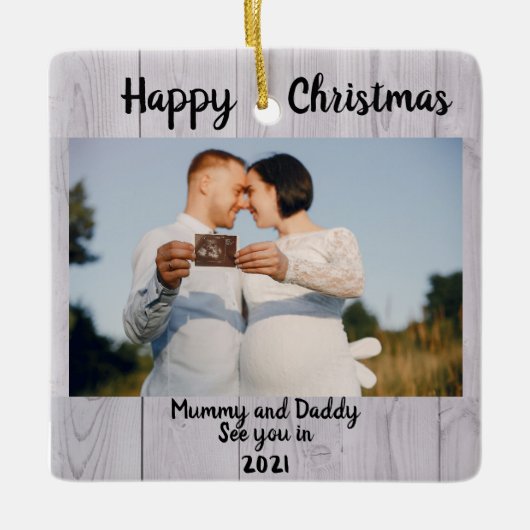 Baby Aankondiging, 2 foto Zwangerschap, in verwach Keramisch Ornament (Voorkant)