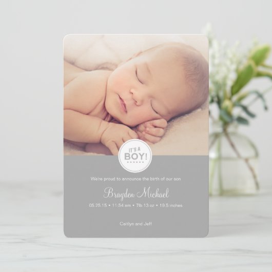 Baby Aankondiging Kaart in Grijs - Het is een jong (Staand voorkant)