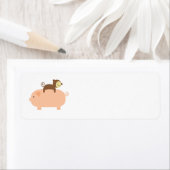 Baby aap Achterwaarts gericht op een varken Etiket (Insitu)